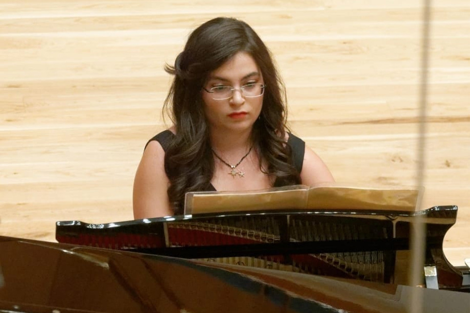 Ilayda Oguz performs the piano 