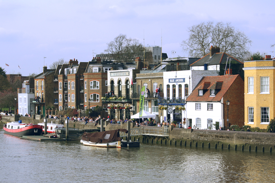 Buildings and small river boats next to the Thames.